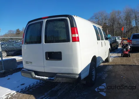 2013 Chevrolet Express 2500 Work Van z USA, uszkodzony, nr VIN 1GCWGFCA8D1126118